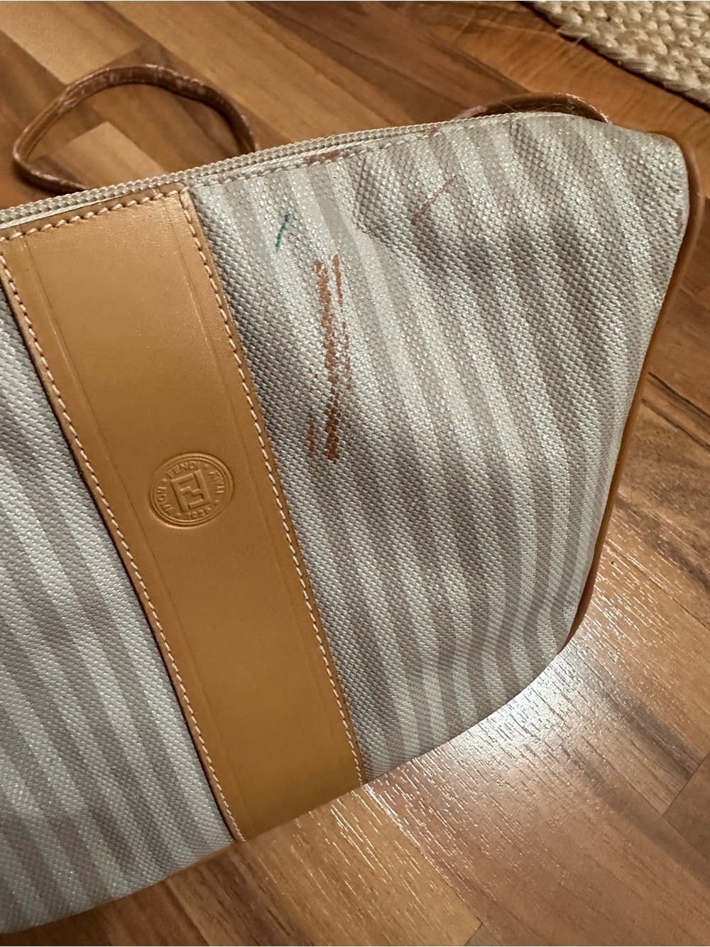 💯 Authentic Fendi Cream and Tan Leather-Trim Saddle Bag - Old and worn. - Picture 8 of 9